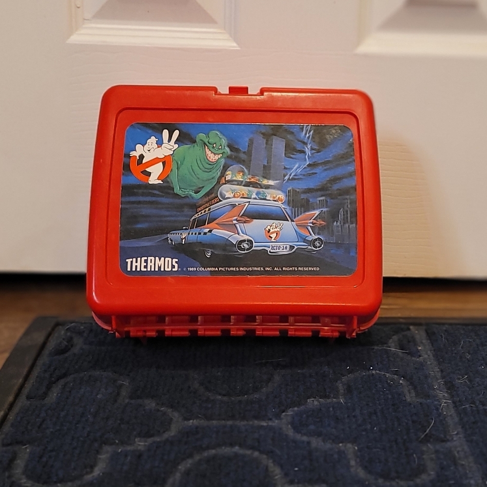 This is a vintage 1989 Ghostbusters II red plastic lunchbox made by Thermos. 